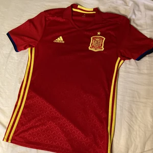 Fotbollströja Spanien  - Rätt stor för att vara small. Väldigt smått använd. Sitter bra och är väldigt bekväm. Tyget är väldigt mjukt. 