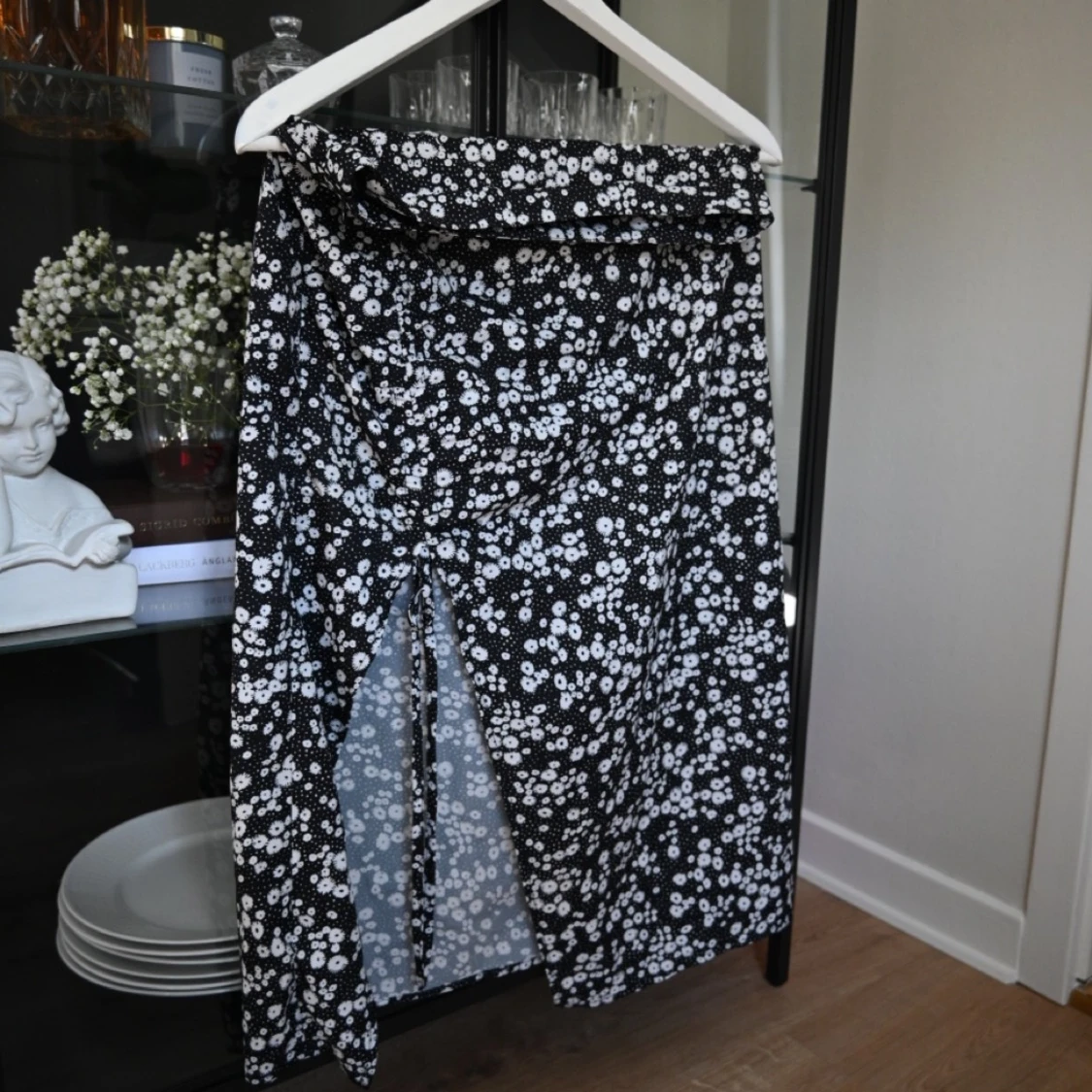 Blommig kjol i svart med slits 