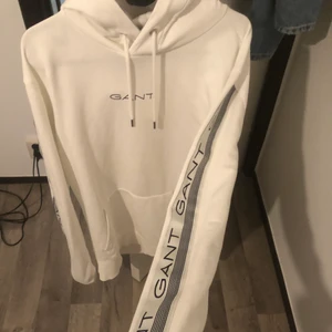 Gant hoodie - Säljer min gant hoodie eftersom den har blivit för liten. Storlek M. Aldrig använt. Skick 10/10