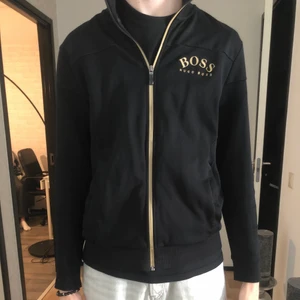 Hugo boss kofta  - Storleken på koftan är M.Killen i bilden är 187 cm lång. Säljer denna för den inte passar mig, inte använt jättemycket. Pris kan diskuteras. Jag kan stå för frakten.