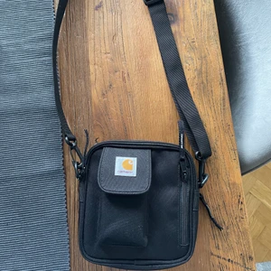 Carhartt bag - Säljer denna väska som inte kommer till användning alls. Den  är som ny använd 1-2 gånger bara. Inga defekter eller hål alls. Nypris 500kr säljer för 300kr för den är som helt ny.