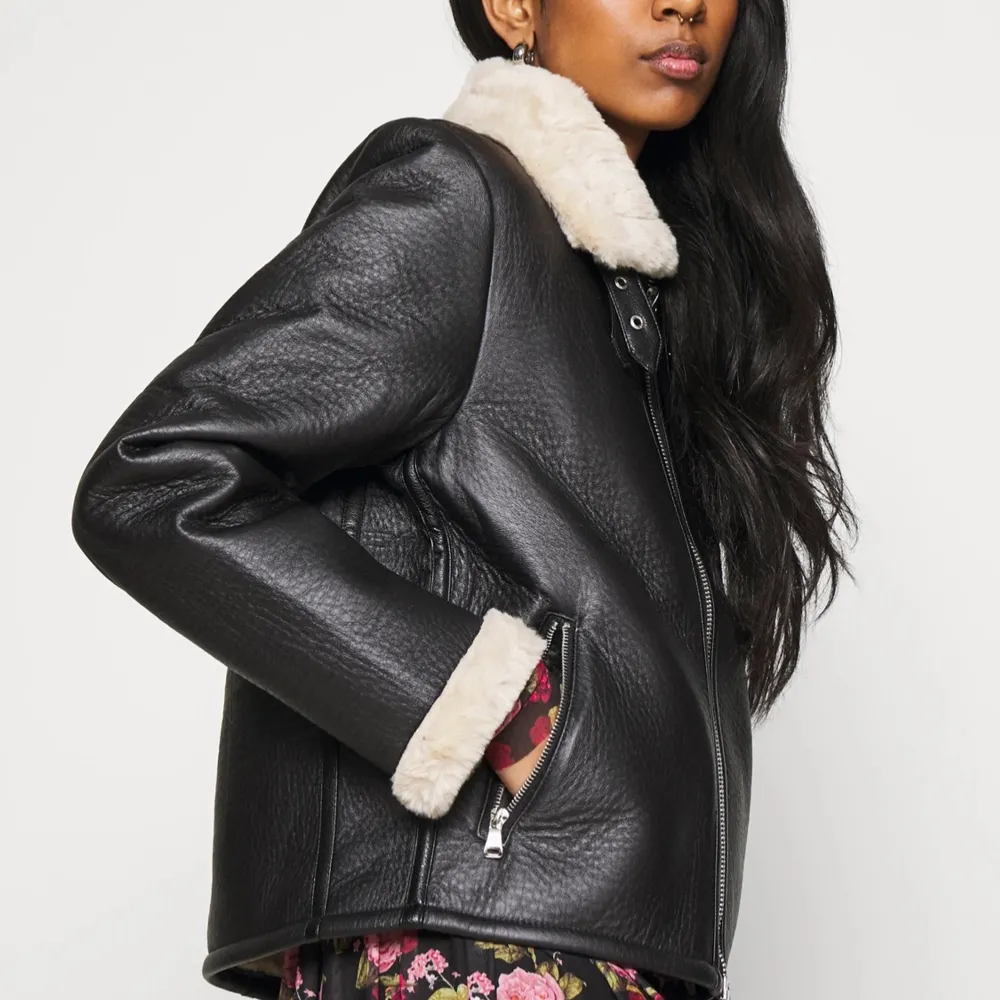 Säljer en fake skinn jacka med päls och spänn detaljer super snygg nypris 1800 kr (köpt på zalando finns nog kvar) mitt pris 500 som ny, pris kan diskuteras . Takit.