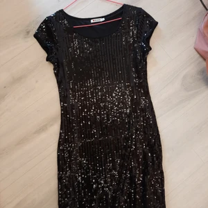 Paljettklänning  - Säljer denna paljettklänning! Superfin till fest, figursydd, använd fåtal ggr & säljer då den tyvärr inte kommer till användning. Har en uderkjol/klänning (bild 2)  Se bild 3 för märke/stl (sitter som Small) 💕 bara skriva för fler bilder på elr frågor🥰