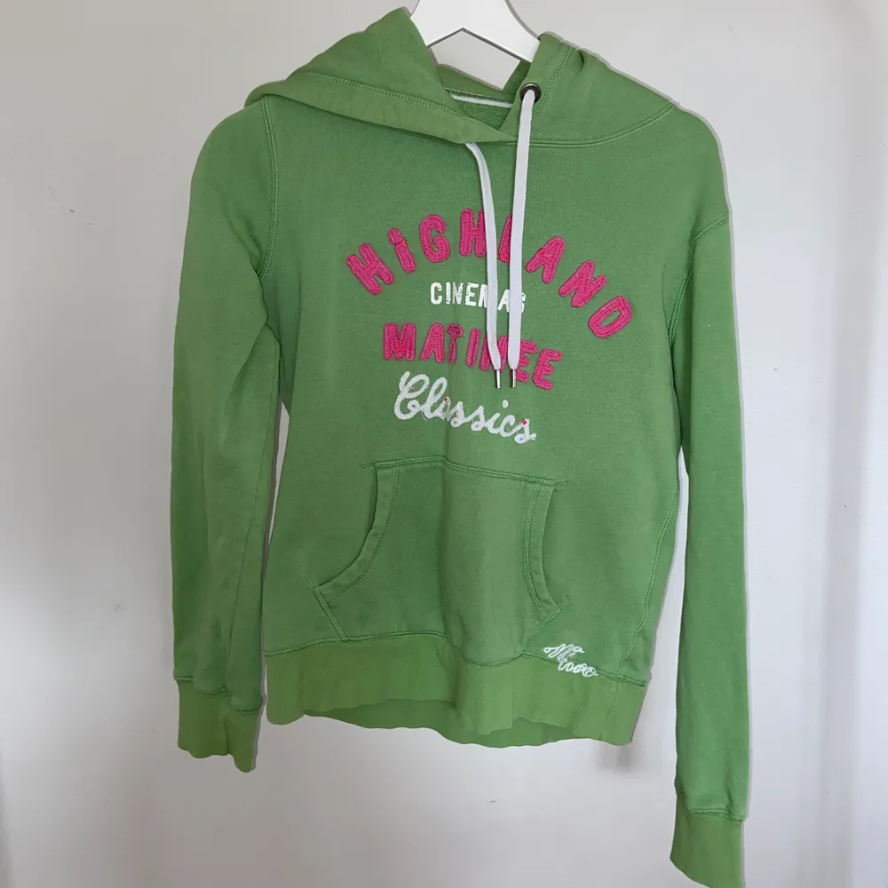 - limegrön hoodie - bra skick- vintage - tvätt 40° - stl. XS/S. Hoodies.