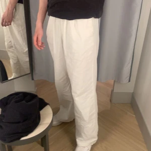 Linnebyxor - Skitsnygga vida linnebyxor av okänt märke. Sitter bra på mig som är 184cm lång. Enligt mig svårt att hitta ett par linnebyxor i liknande passform. Ganska långa och lite stora i midjan så borde passa dom flesta, funkar perfekt att använda skärp för mig. Hör av er om ni är sugna och vill ha fler bilder!