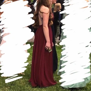 Balklänning - Säljer nu min gamla balklänning. Den är uppsydd efter mig som är 154cm så passar dig som är 155 och kortare.  Köparen står för frakten! Klänningen är vinröd/bourgogne. Kostade 900kr ny och finns inte att köpa längre.