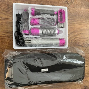 Locktång! - Säljer denna locktång, hot air styler! Den sveper in håret, blåser och  lockar det!  Det tillkommer fem munstycken! Liknar dyson airwrap. Följer också med en reseväska till! I princip helt oanvänd! Har inte ens öppnat förpackningen med reseväskan! För mer information om den hör av er! Säljer för 349kr men köpte för 799kr! frakt tillkommer