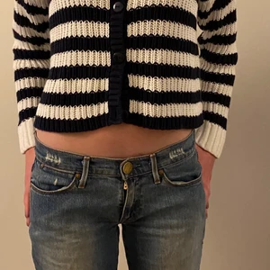 Kofta  - Randig stickad kofta från märket sisters! Bara använt en fåtal gånger.  Säljer för 200 💕💕