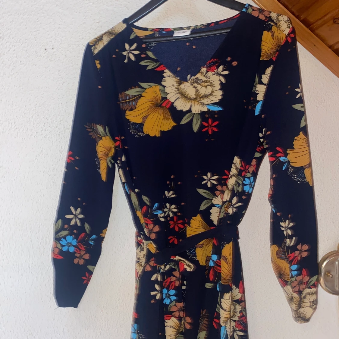 Blommig mörk klänning