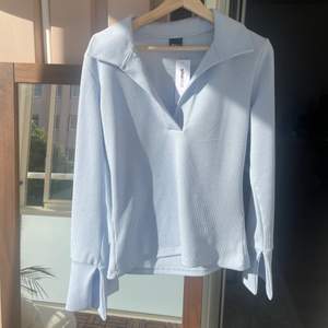 Säljer helt oanvände ljusblå tröja med lapparna kvar från Gina Tricot. Helt slutsåld på hemsidan! 💙 Påminner väldigt mycket om Djerf Avenue city top!!🤍Storleken är L eftersom jag ville att den skulle vara oversized (brukar ha Stl s)