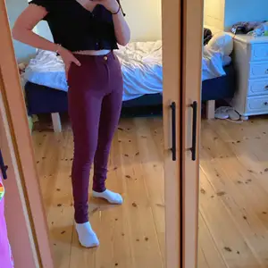 Snygga vinröda skinnyjeans från bikbok. Storlek S. Är villig att diskutera priset vid snabb affär/köp av flera plagg.