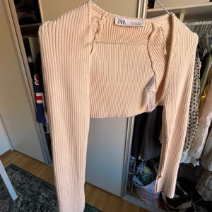 Kort kofta, Zara - Aldrig snvänd, slits på ärmen.