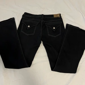 Vintage lowrise jeans från Bella Dahl - Säljer min mammas gamla vintage bootcut jeans från Bella Dahl som är lowrise. Köpta för ca 25 år sen. Väldigt bra skick för hur gamla de är. Säljer då de tyvärr är på gränsen för små och för korta för mig som är 173cm. Svårt att värdesätta då de är såpass gamla så priset kan diskuteras. Skriv vid frågor eller för mer bilder😊