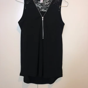 Linne med spets - Svart linne med spets i ryggen och dragkedja fram från Nelly.