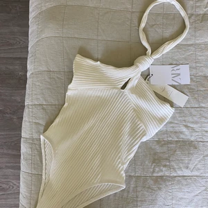 Vit Body - Säljer en oanvänd vit body från Zara. 