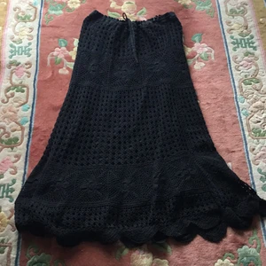 Stikad kjol - I mycket bra skick och pasar S- L beror på hur man vill ha på sig .då stk är L.ny pris699