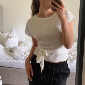 Så fin ”knyttopp” från zara, går att knyta hur man vill! storlek s men skulle säga passar allt från xs-m, fint skick💗
