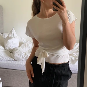 Knyttopp  - Så fin ”knyttopp” från zara, går att knyta hur man vill! storlek s men skulle säga passar allt från xs-m, fint skick💗