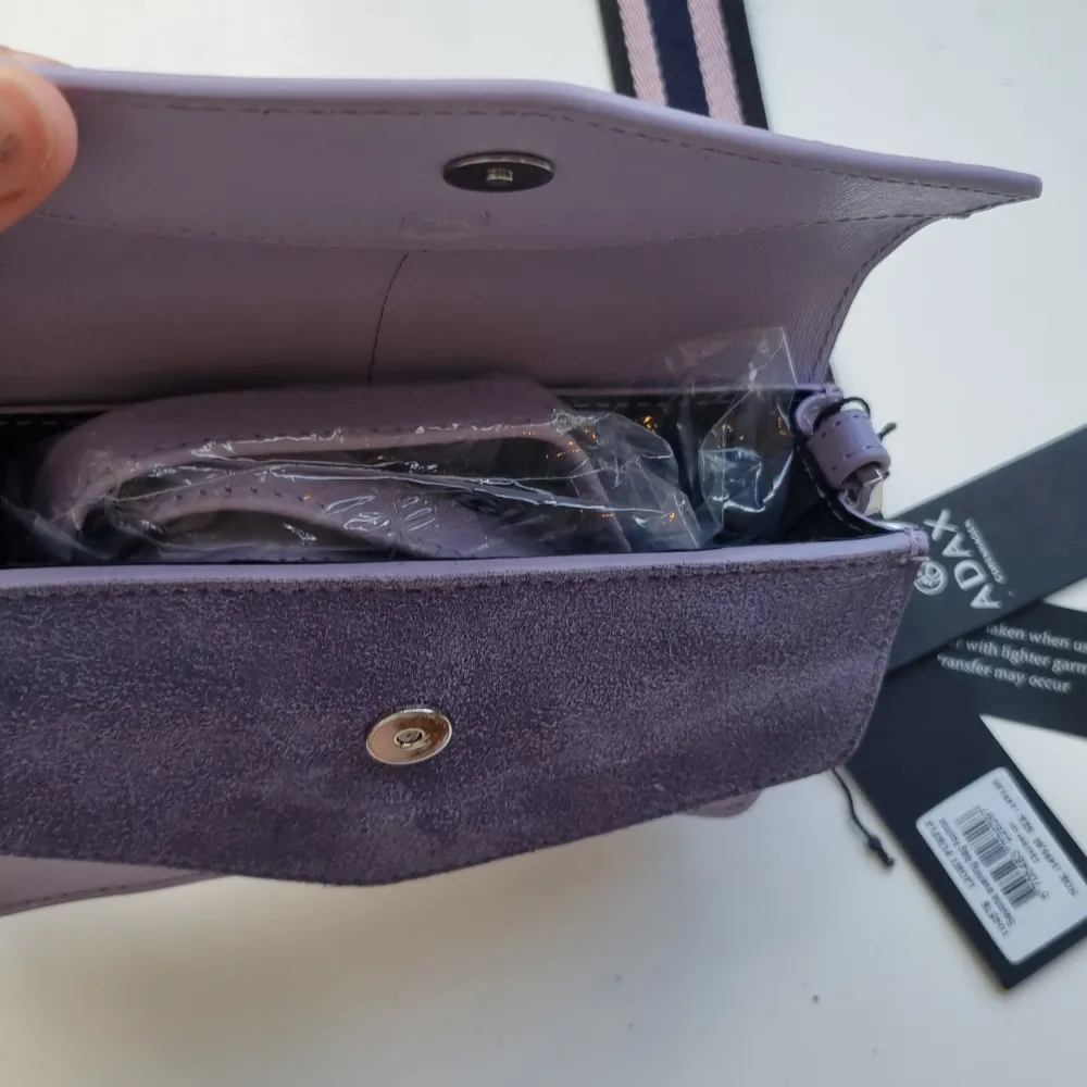 Helt ny ADAX väska. Aldrig använda fick den som present. Jag tyckte inte om färgen.. Laukut & Käsilaukut.