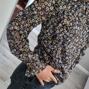 Lindex , blouse - En vacker blommig blouse. Väldigt skön och passande till sommaren och vår 🌺finns inte längre, men mitt pris 110kr  köparen står för frakt 💕