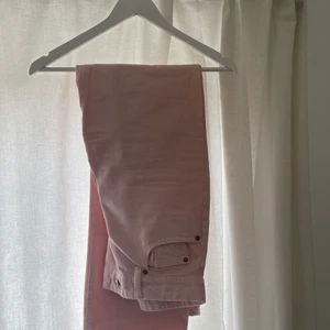 Ljusrosa jeans - Skitsnygga oanvända rosa jeans från H&M, storlek 34. Köpta för 300kr, säljer dom för 90kr + frakt🌸