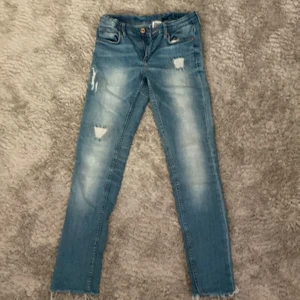 Blåa skinnyjeans strlk 146 - Ganska medelmidjade räcker ner under fotknölarna