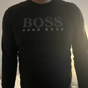 En snygg enkel boss tröja med silver detaljer.  Storlek L 