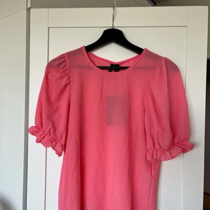 Rosa glittrig topp - Rosa glittrig topp med lite puffärm! Storlek S, aldrig använd från Vero Moda! 
