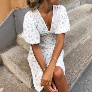 Jätte söt sommarklänning  - Världens sötaste sommarklänning som tyvärr blivit lite stor för mig. 