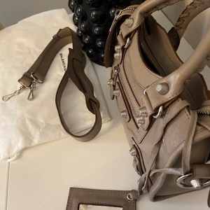 Balenciaga city mini - Säljer nu min mini Balenciaga city bag som jag tidigarelat köpt på Tise. Den är knappt använd av mig och har för det mesta stått o dammat. Som ni kan se på sista bilden så är det inte så mycket slitage på handtagen. Axelband, spegel och dustbag fås med. 