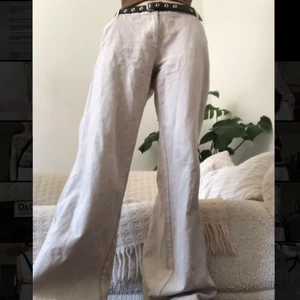 linnebyxor - här är dom!! perfekta beiga byxorna till sommarn🫶 fickor bak & fram. det bästa: inte genomskinliga :p. jag brukar bära 36-38 som referens, med skärp passar de perf