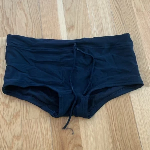 Svart bikini underdel - Detta är en bikini underdel i storleken 34. Den är använd många gånger och har nån fläck, därför säljs den väldigt billigt. Den kostar 20kr + frakt.