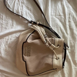 Guess väska - Säljer min äkta Guess väska för 179kr + 20kr frakt🤍  (199 totalt)