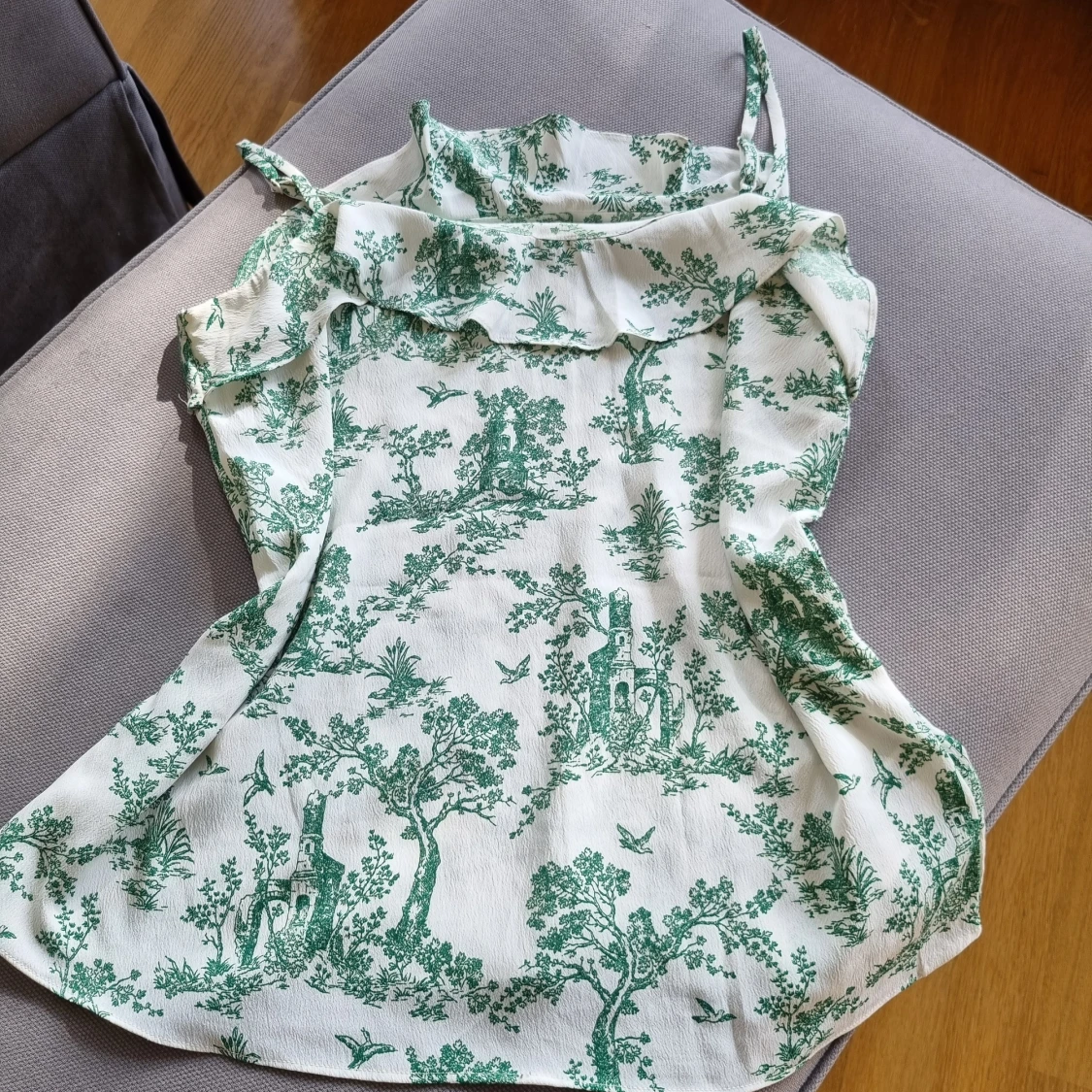 Blus från h&m med volanger