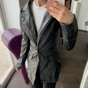 Skinn jacka  - En väldigt fin skinn jacka från prittylittlething. den är helt ovanvänd samt så sitter prislappen kvar på jackan. Den är i strl EU 32.