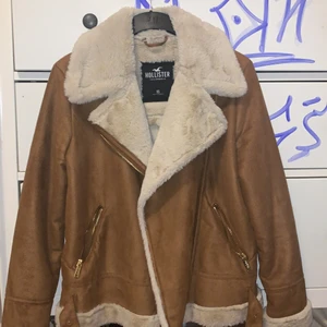 Hollister jacka - Hollister jacka, är några år gammal men är knappt använd. Inget är fel eller sönder, är i storlek xs men passar även mig som har storlek s. Den köptes för ca 1050kr. Priset kan diskuteras. Snälla köp jag vill bara bli av med den