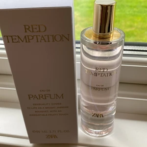 Red temptation parfym - Använd några gånger, ska vara en dupe till baccarat rouge 540. 