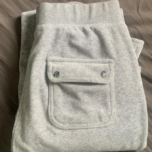 Gråa juicy couture - Nya, använd 1 gång, kan gå ner i pris vid snabb affär. Storlek 32/34