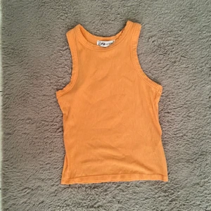 Orange ribbad topp - Säljer denna orangea ribbade toppen ifrån newyorker. Storlek xs men skulle säga s. Använd fåtal gånger som nyskick. Nypris: 89kr, mitt pris: 20kr+ frakt.(frakten är 24 kr). Hör av er i dm om ni har frågor💕