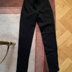 Guess skinny jeggings (äkta) - Säljer NYA och oanvända jeggings från märket Guess. Inköpta från Åhléns City. Prislappen kvar. 