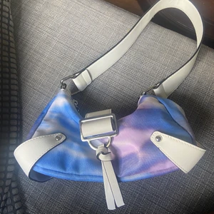 Axelremsväska💙 - Jätte söt väska , tror den är köpt från asos. Kommer tyvär inte till användning längre, man får plats med förvånadsvärt mycket i en liten väska! 