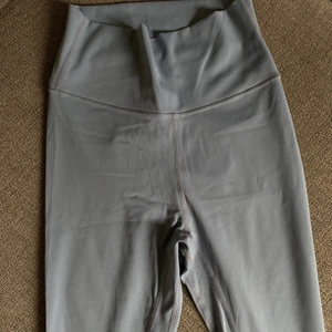 Tights Icaniwill INGÅR I SET - Här är tightsen som matchar sport-bhn i tidigare inlägg. Ser kanske grå ut på bilderna men dom är babyblå! Ganska långa i benen så passar dig med långa ben, men dom är även gjorda för att man ska kunna klippa av dom (finns en söm där man ska klippa). Knappt använda! Skickar i samma paket ifall ni köper sport-bhn också