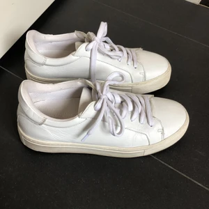 Vita sneakers, storlek 37 - Vita sneakers, perfekt till sommaren. Från Selected Femme