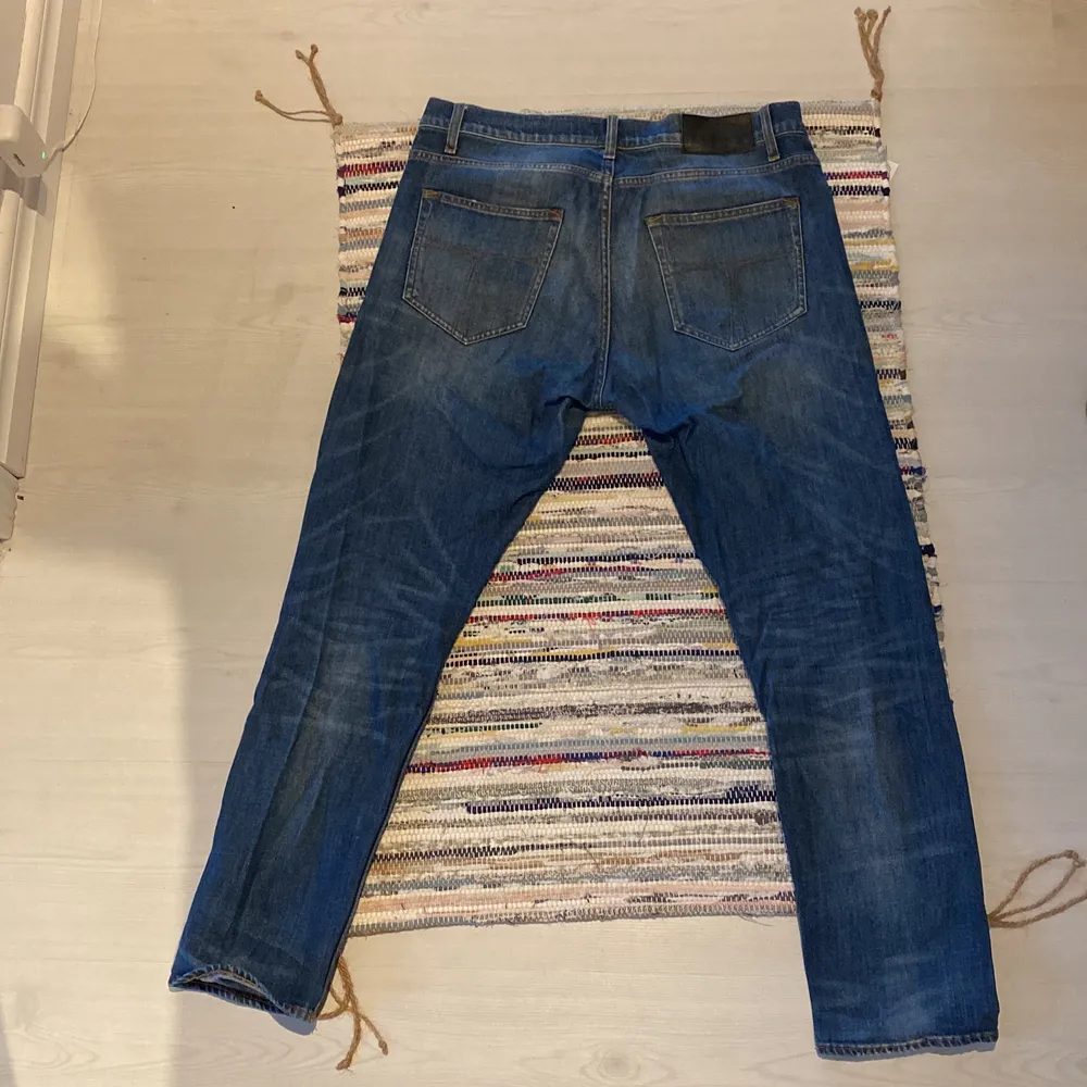 Fina mörkblåa jeans i storlek 33/32 i tajt modell. Mycket fint skick. Jeans & Byxor.