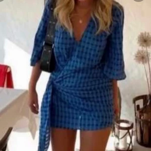 Rutig blå sommarklänning- zara - Säljer denna drömmiga sommarklänningen då den tyvärr aldeig kommit till använding💕💕(lånade bilder)Passar storlekar xs-s. Nypris: 399kr