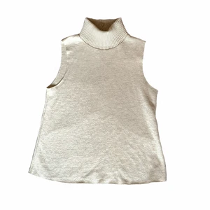 Zara topp - Beige topp från Zara utan ärmar och i ”stickat” material. Bra skick och väldigt snygg