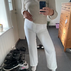 Vita kostymbyxor - Ett par vita superfina kostymbyxor från bikbok i stl 42!! Otroligt fina att ha till sommaren och använd ca 2 gånger💛