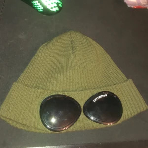 Cp company mössa  - Riktigt bra skick, lite uttöjd men sitter bra. Kvitto finns. Kan skickas samt mötas upp i Göteborg!
