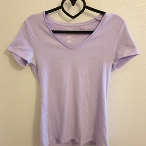 Ljuslila t-shirt H&M - Ljuslila t-shirt från H&M stl M