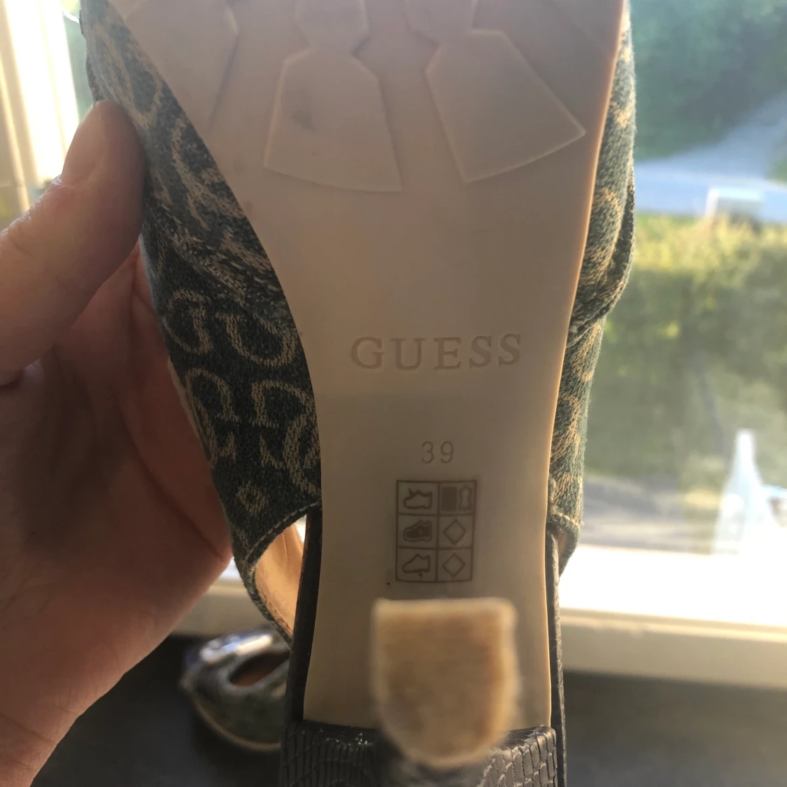 Guess klackskor  - 91